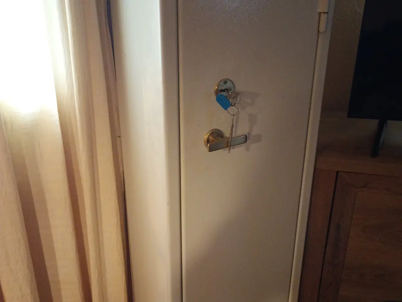 Billede 3 - Stort våbenskab 2 nøgler til 9 våben