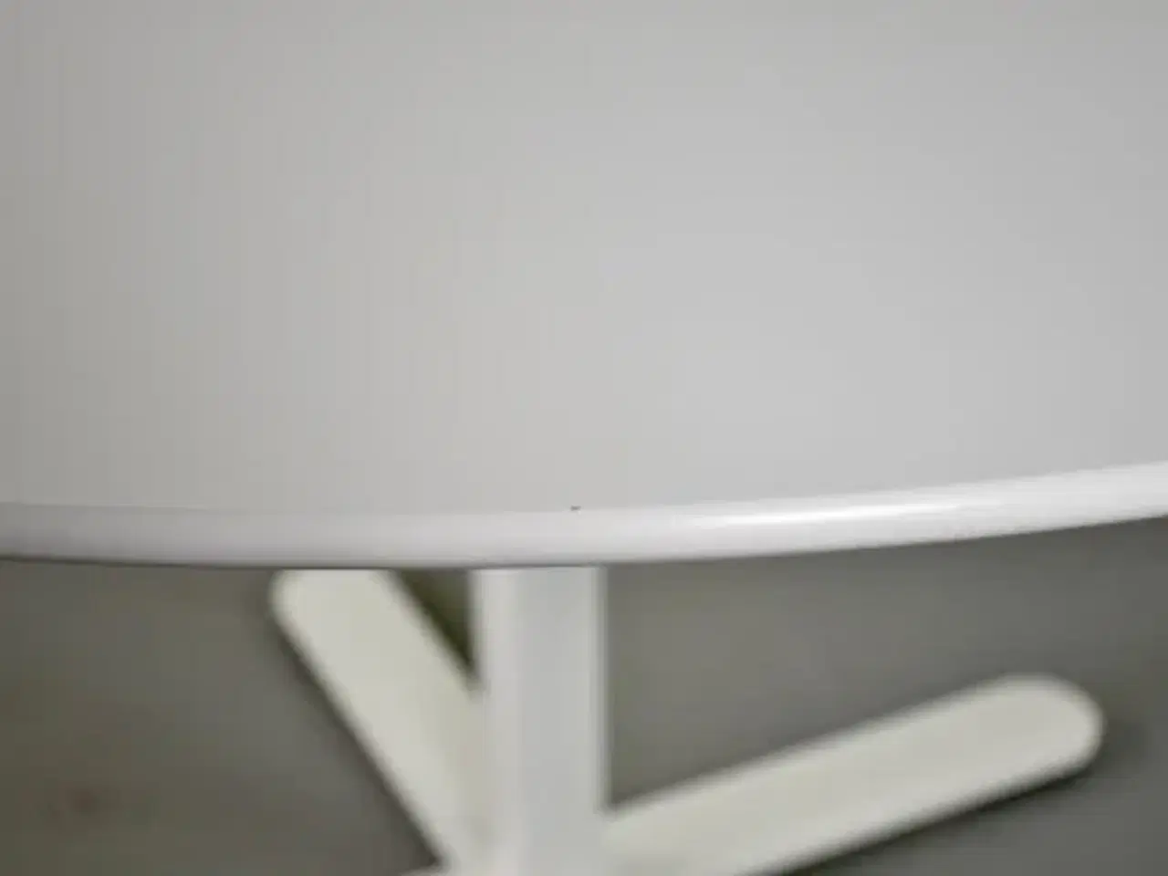 Billede 4 - Rundt montana mødebord med hvid plade og hvidt stel