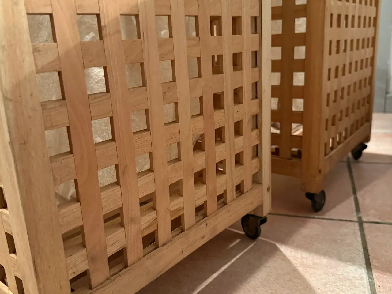 Billede 4 - Vasketøjskurv med hjul uden låg - 2 stk.