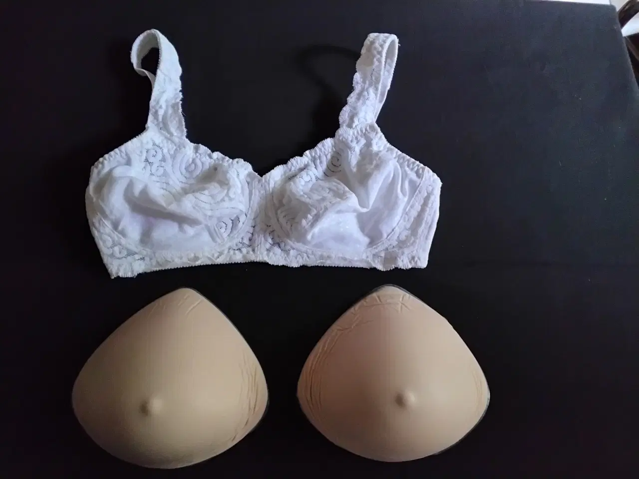 Billede 1 - BH str 80 C mrk Amoena og 2 proteser mrk Trulife