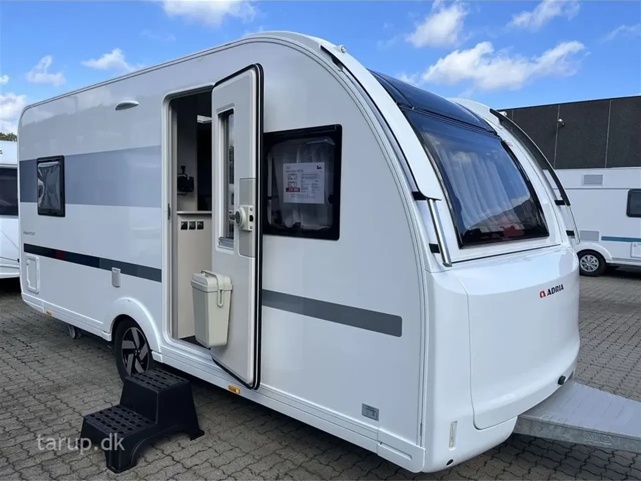 Billede 1 - 2023 - Adria Adora 472 UP   Fortelt: Isabella Commodore Coast, Enduro aut. mover m/ lithium batteri, rundsiddegruppe, køleskab, bruser, panoramavindue, fransk dobbeltseng