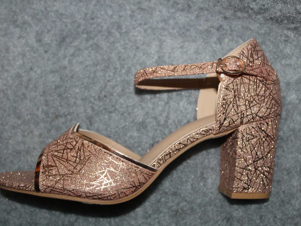 Billede 13 - Champagne farvet sandal med rem str. 39