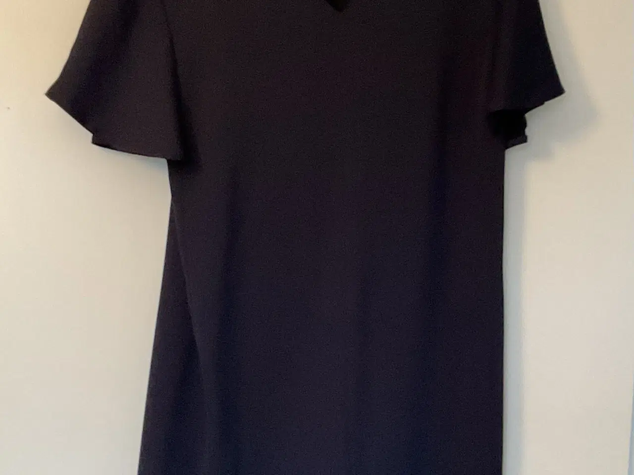 Billede 1 - Pæn mørkeblå kjole str 38  - mærke LUXZUZ 