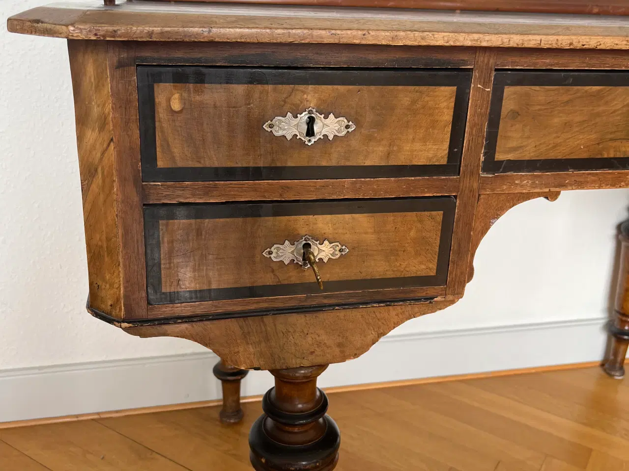 Billede 14 - Gamle møbler gives væk