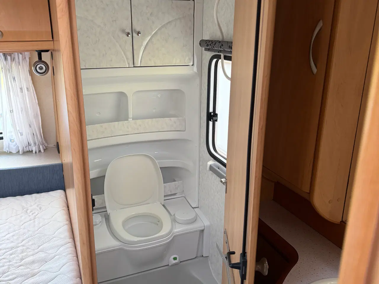Billede 13 - Hobby 560 KMFE de luxe easy+mover, fortelt, løsøre