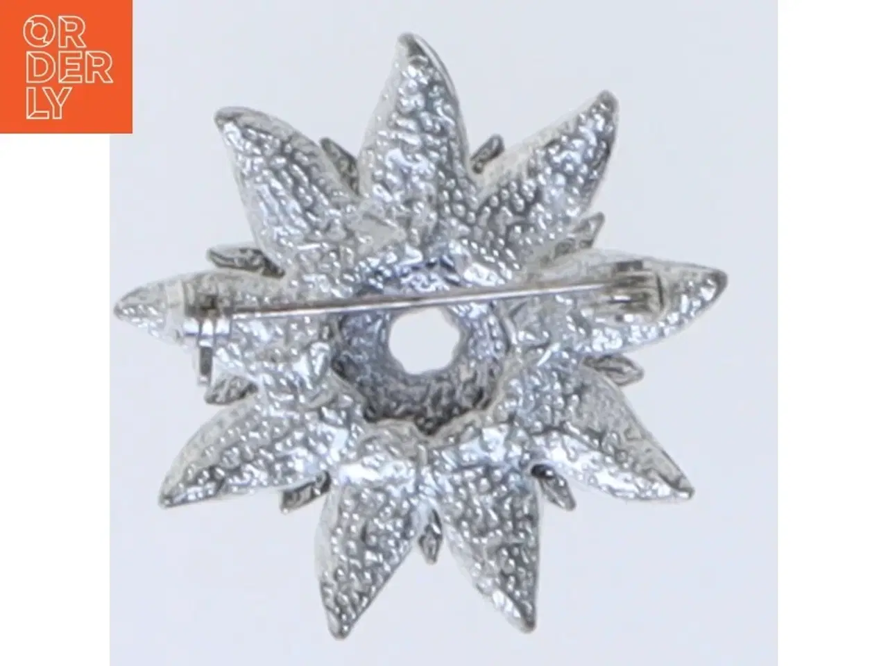 Billede 4 - Blomstformet broche i sort (str. 3,5 cm)