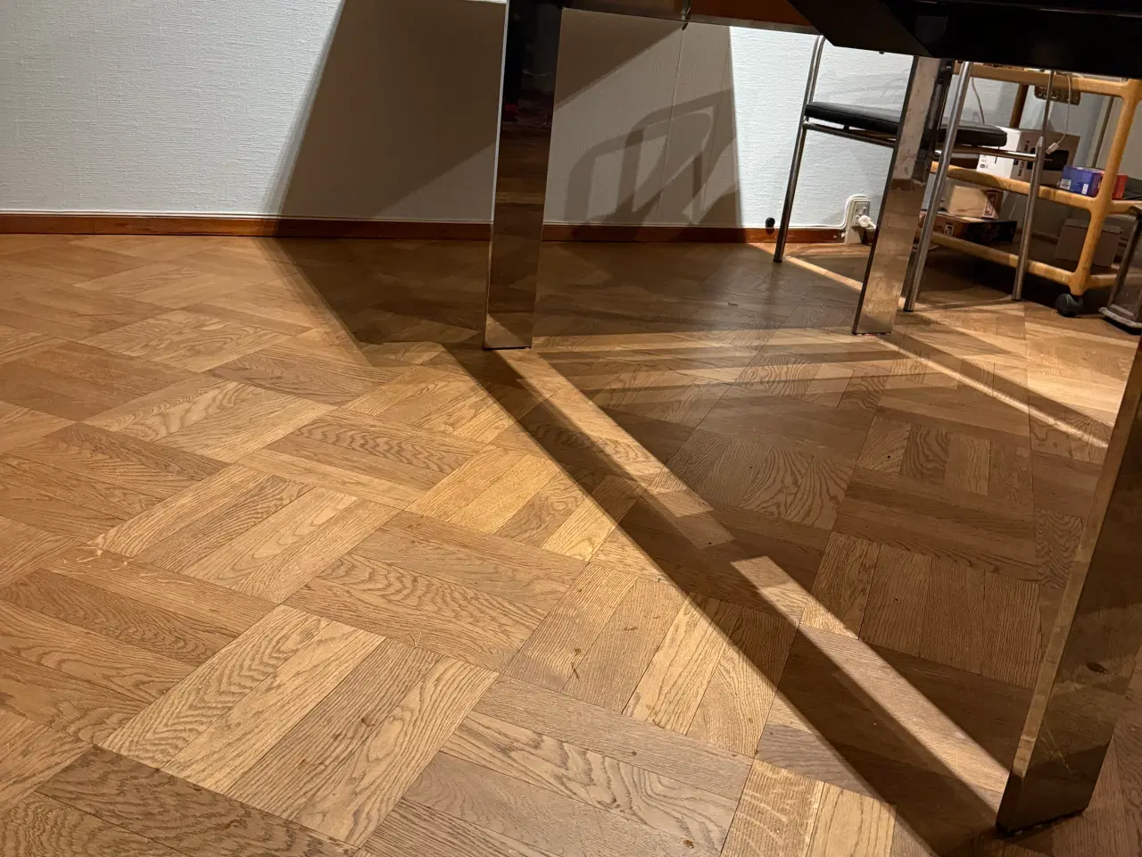 Billede 6 - Virkelig fedt solidt bord med udtræk Gives væk