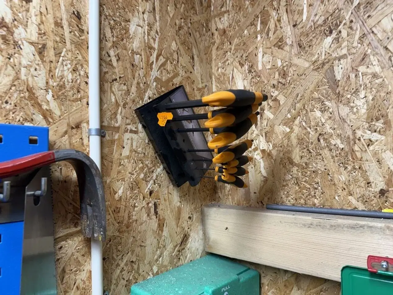 Billede 5 - Værktøjsvæg med diverse værktøj, bor m.m.