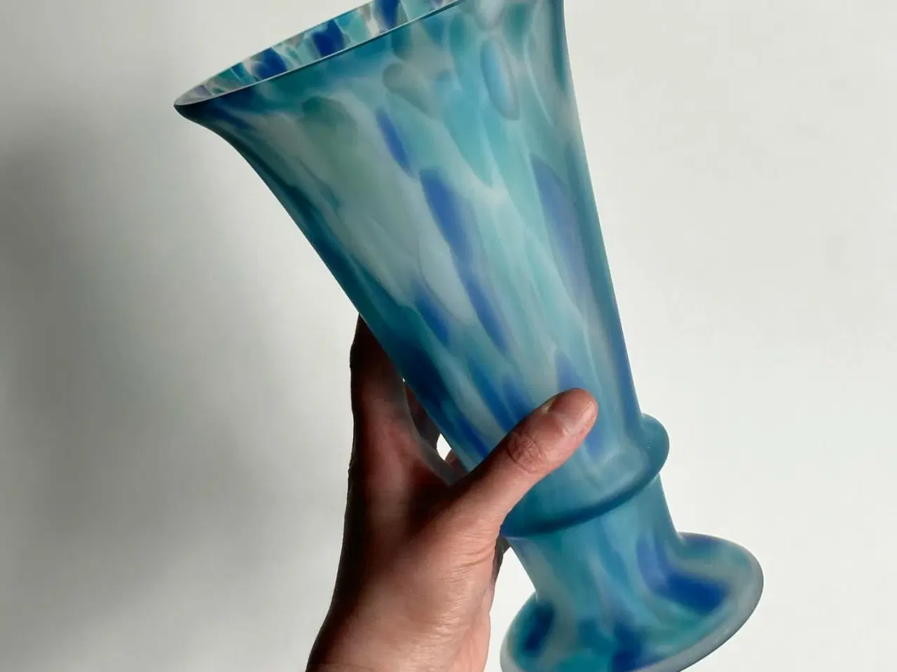 Billede 2 - Stor glasvase, blåmeleret