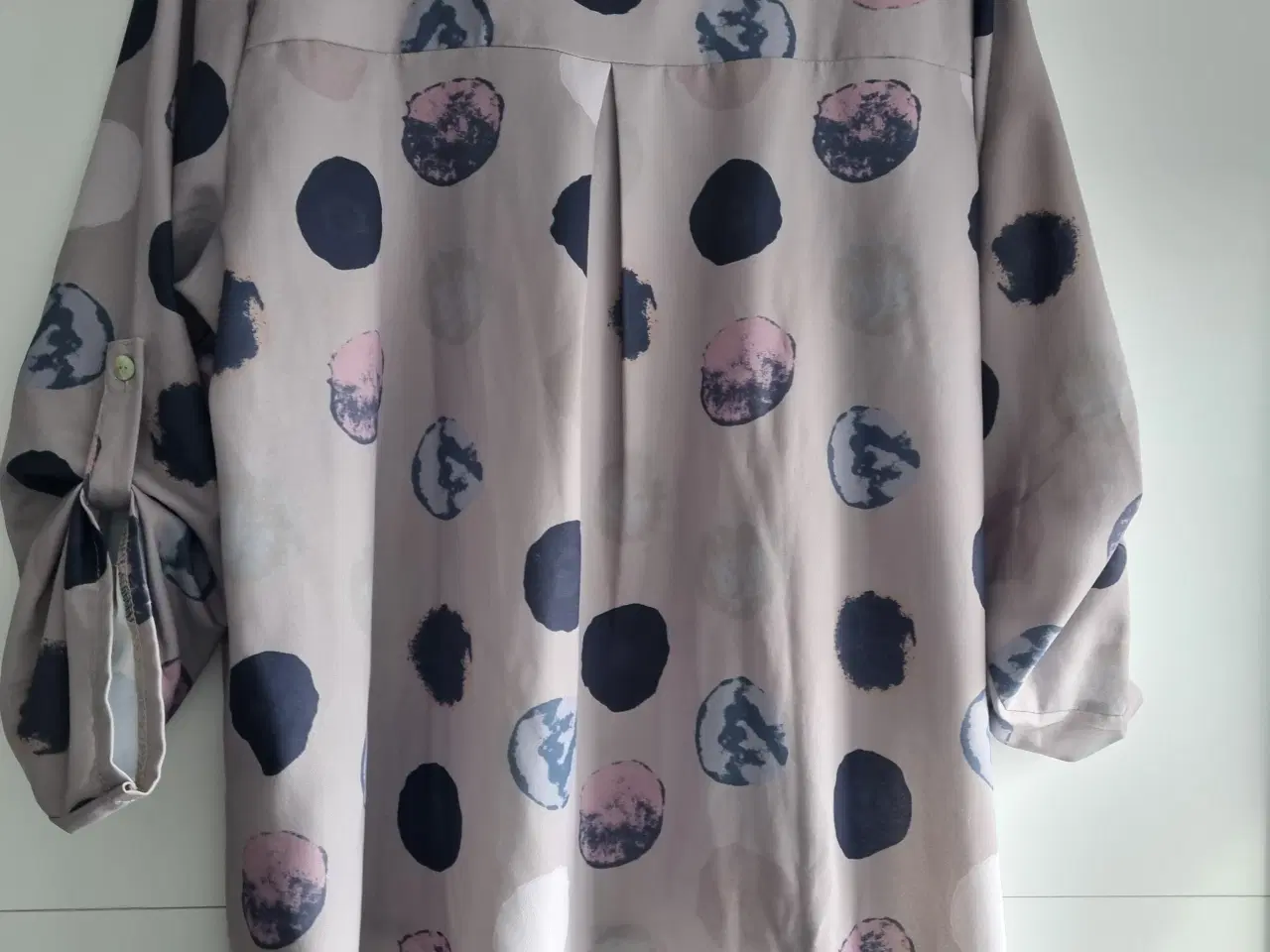 Billede 3 - Creme Fraiche bluse m. prikker Taupe str. L/XL