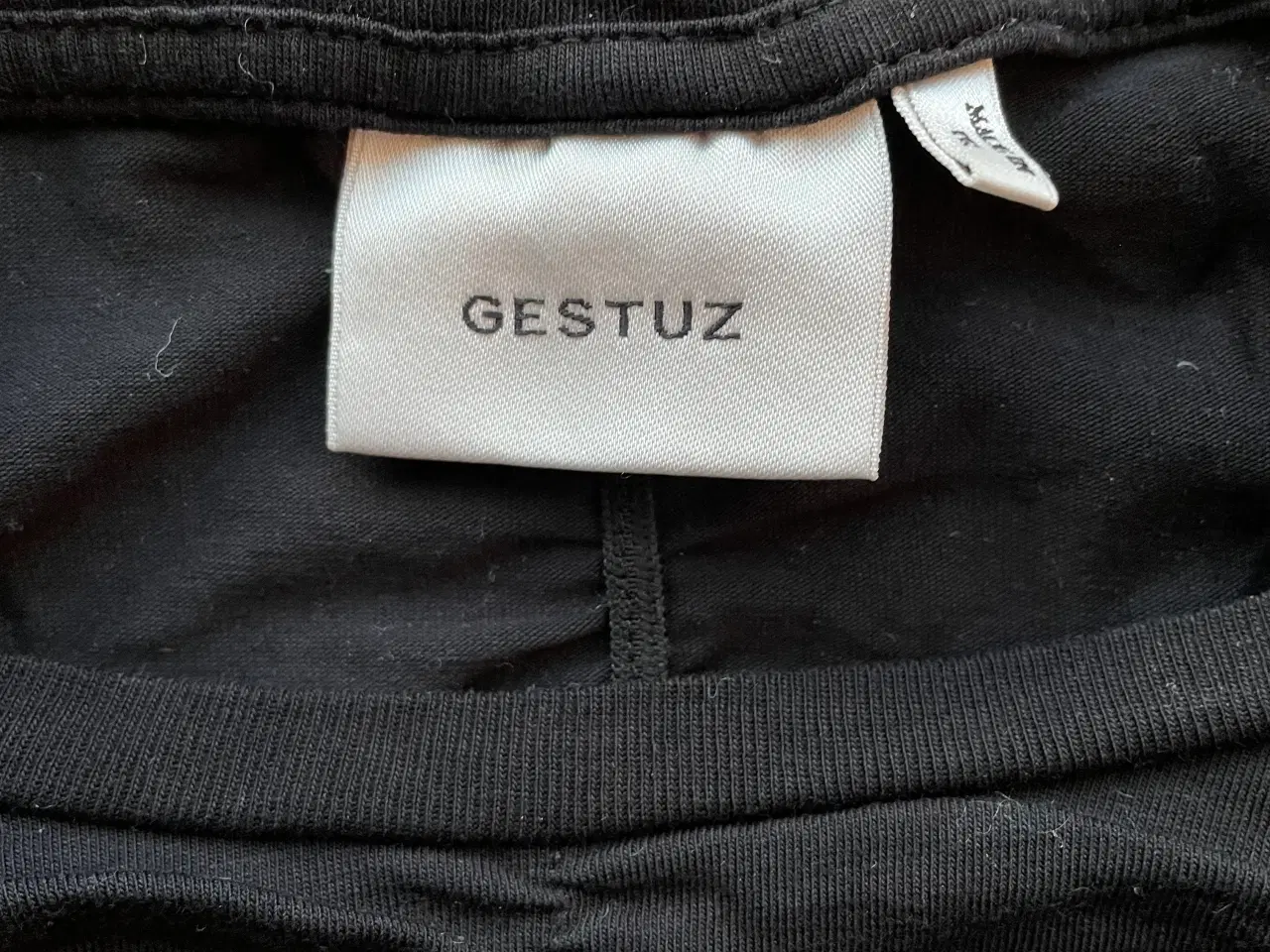 Billede 2 - Gestuz sort t-shirt