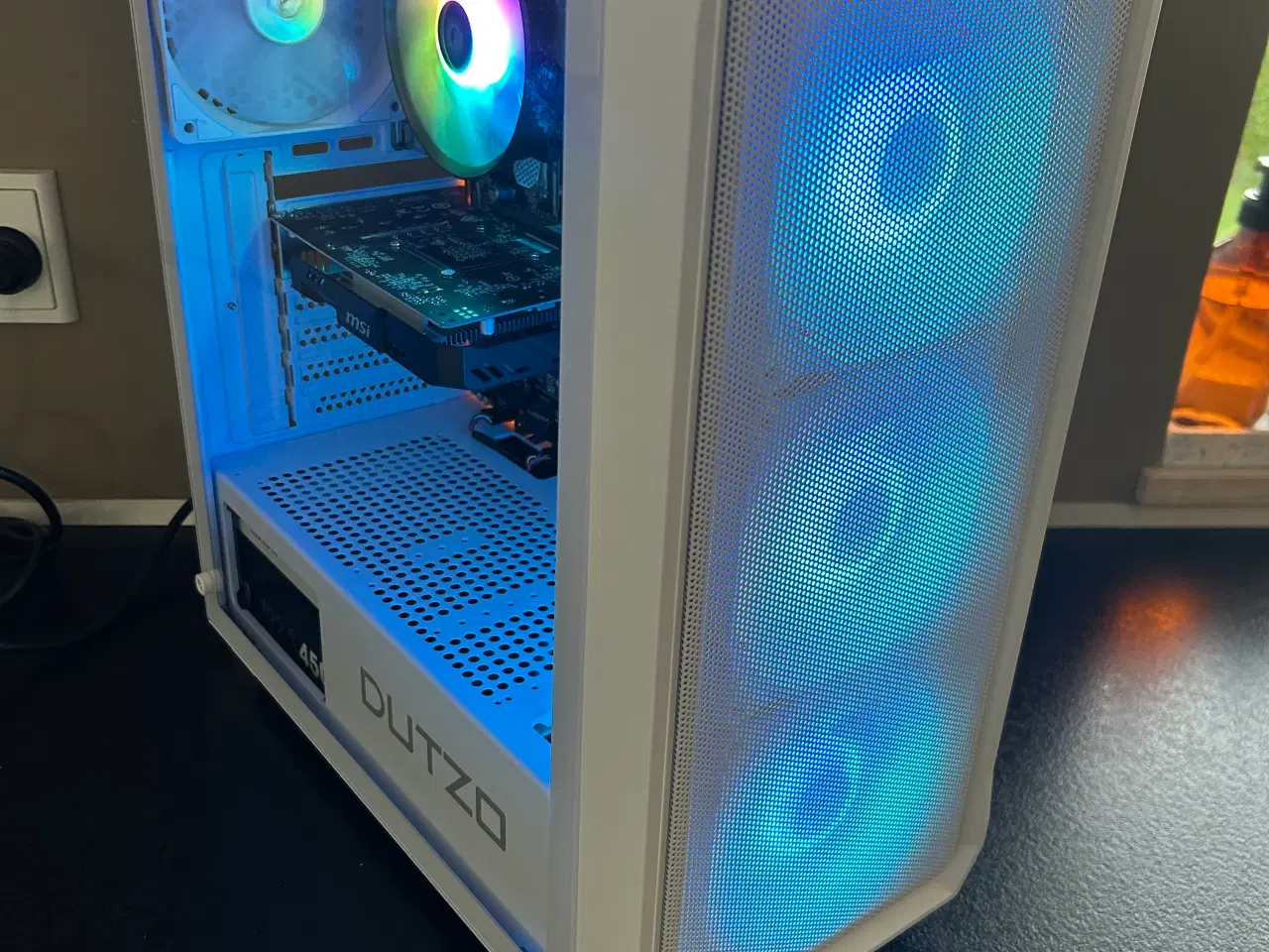 Billede 2 - 💻 Stilet RGB Gaming-PC – perfekt til eSport og kl