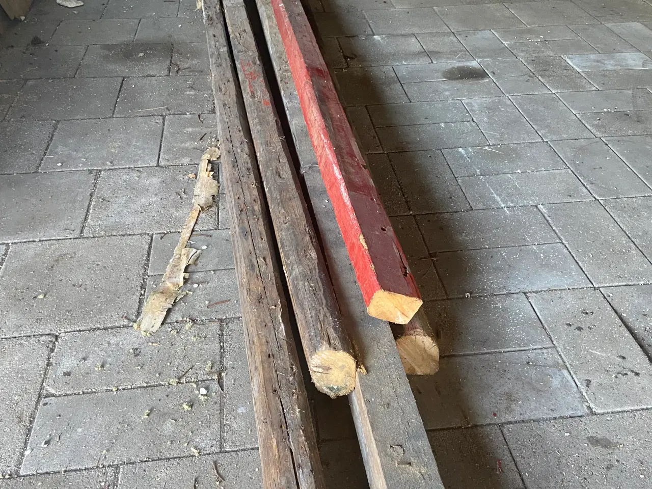 Billede 1 - Træstolper ca. 6 meter lange og 15x15 cm