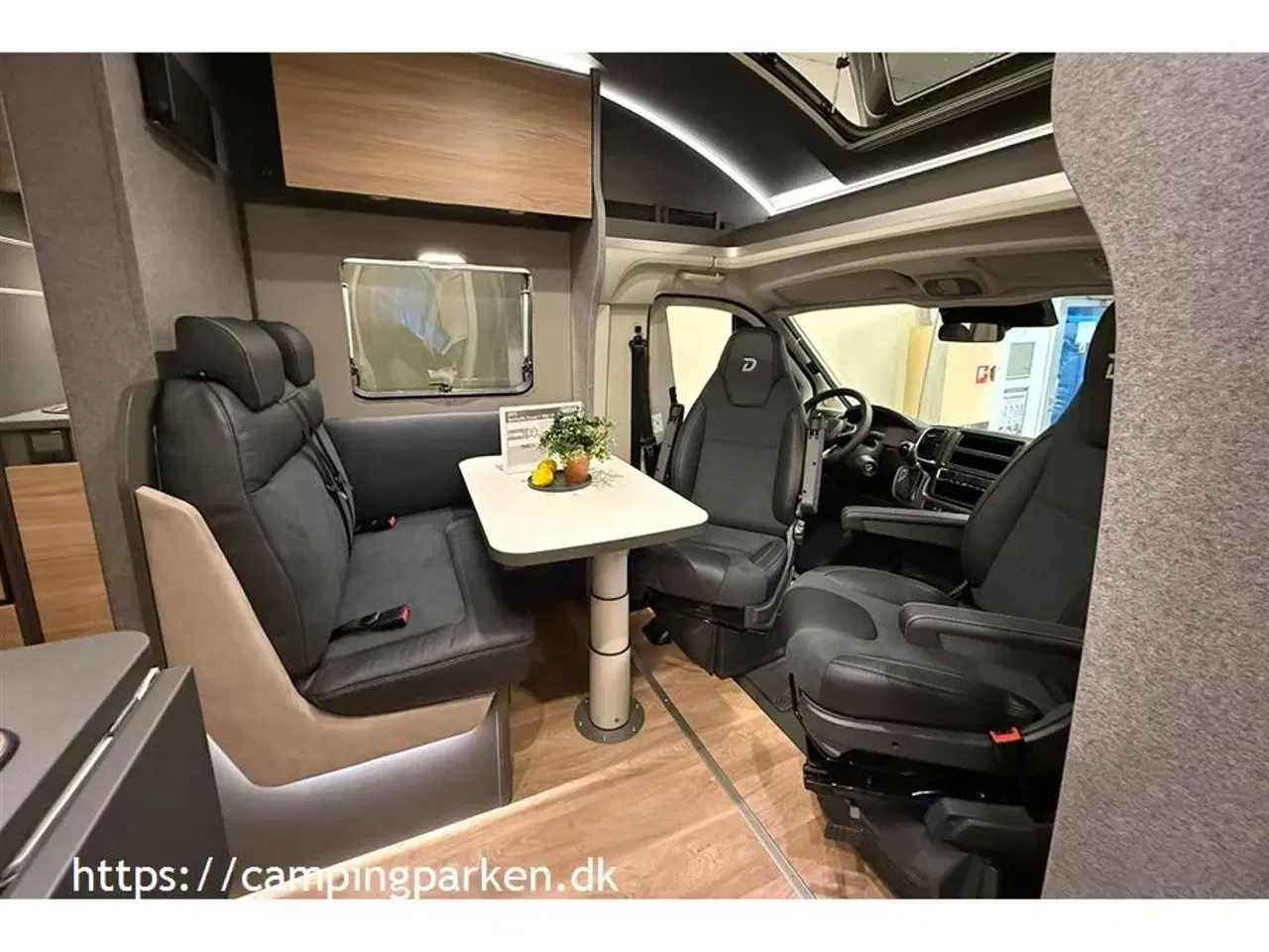 Billede 7 - 2025 - Dethleffs   Superflot Jubilæumsmodel. Ægte læder og alcantara, automatgear, lave enkeltsenge, 6,71 m lang