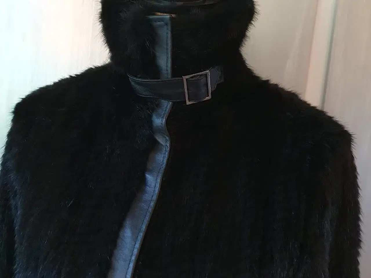 Billede 3 - Jakke i strikket mink med skindbesætning 