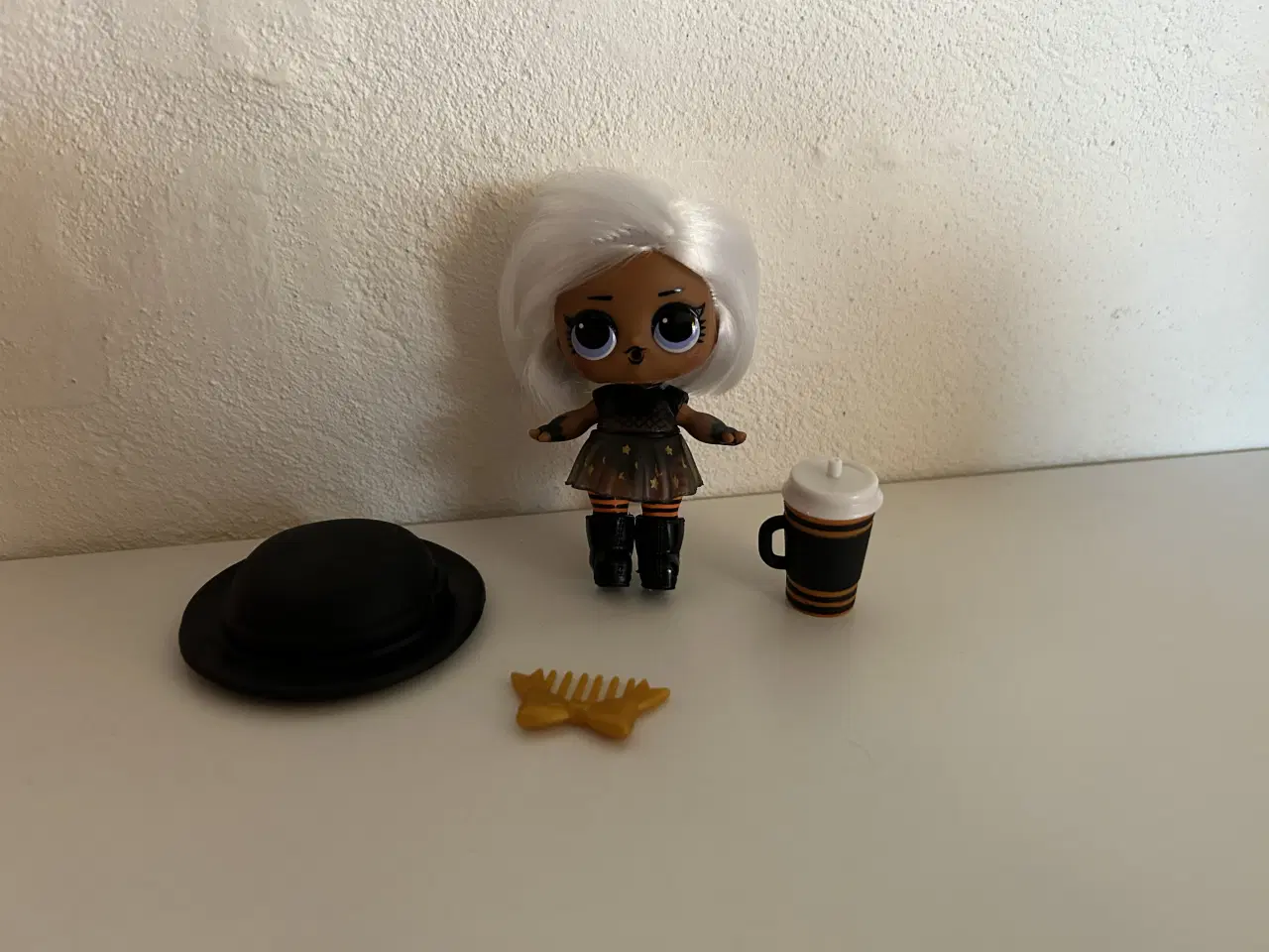 Billede 1 - L.O.L surprise dukke med tilbehør