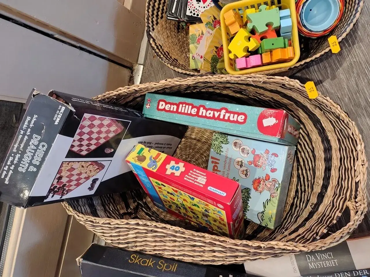 Billede 4 - Kurve med legetøj, spil og bøger