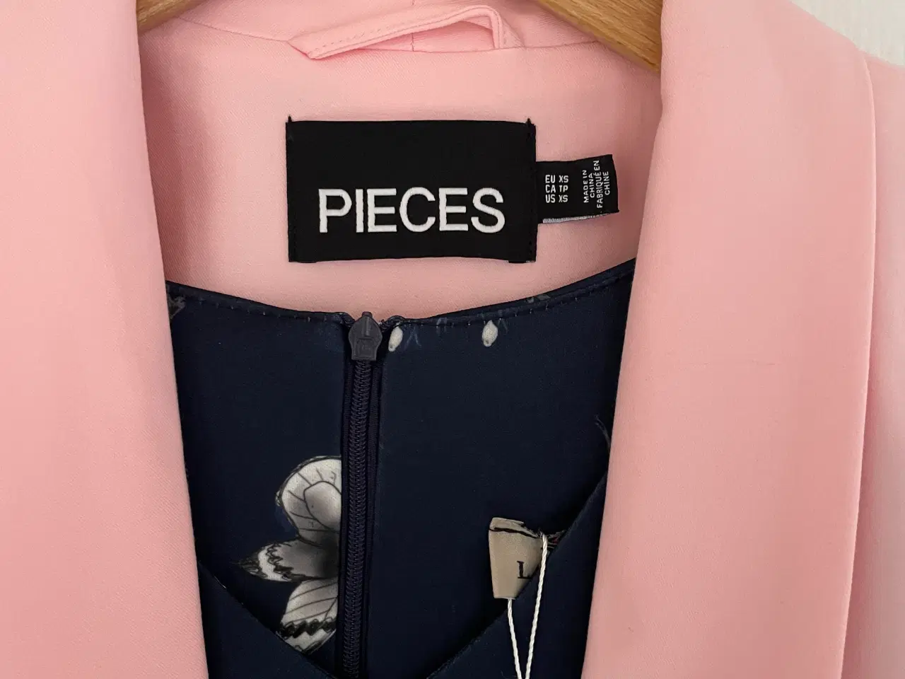 Billede 2 - Kjole-Jakke Nyt Str.XS Pris 100kr