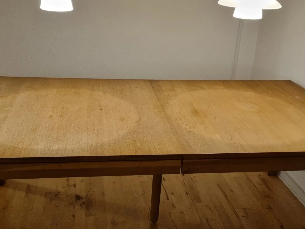 Billede 2 - Spisebord med 2 tillægsplader 