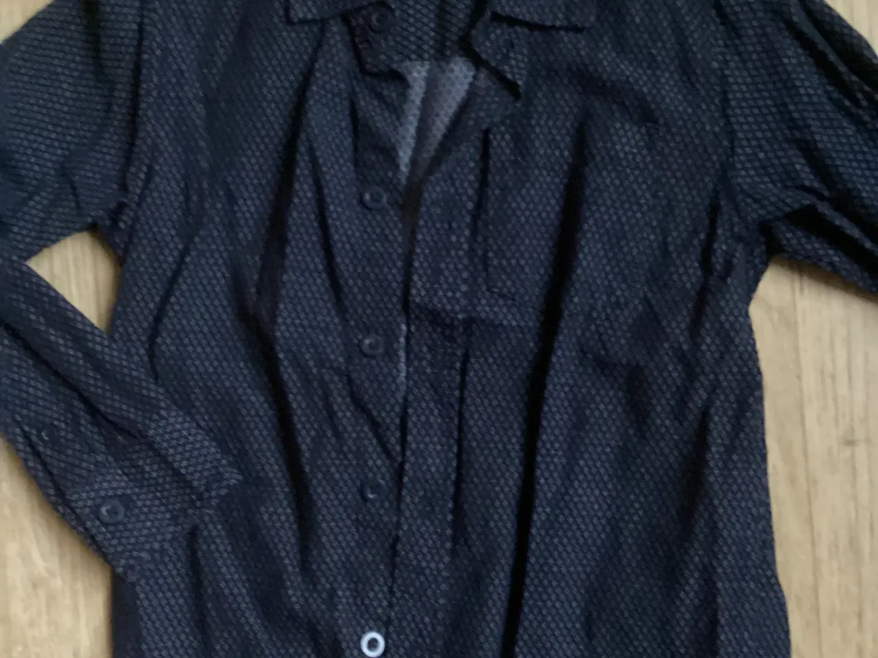 Billede 1 - Mørkeblå med hvidt mønster Name It skjorte 