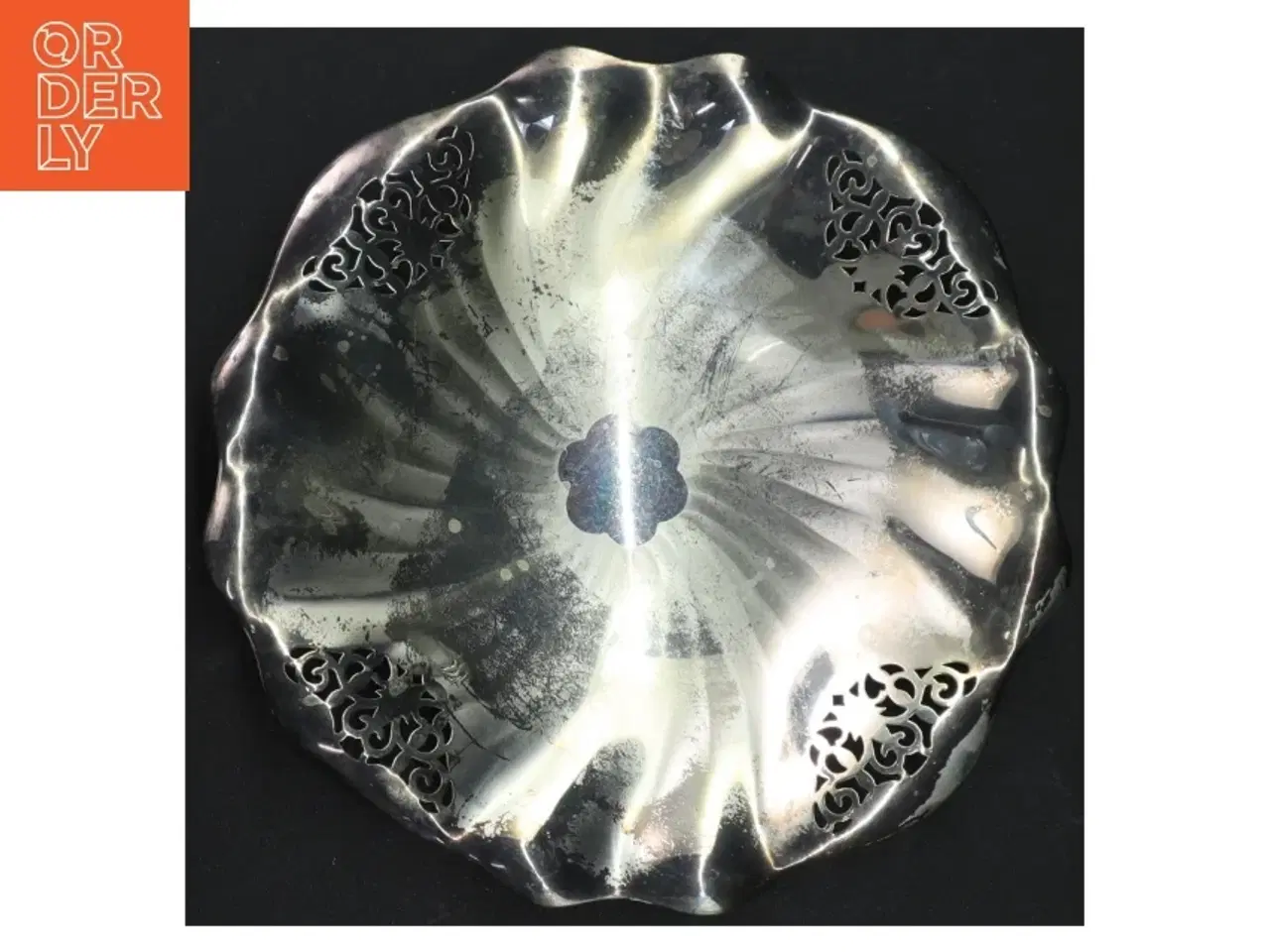 Billede 3 - Sølvfarvet bakke med udsmykninger (str. Ø 20 cm)