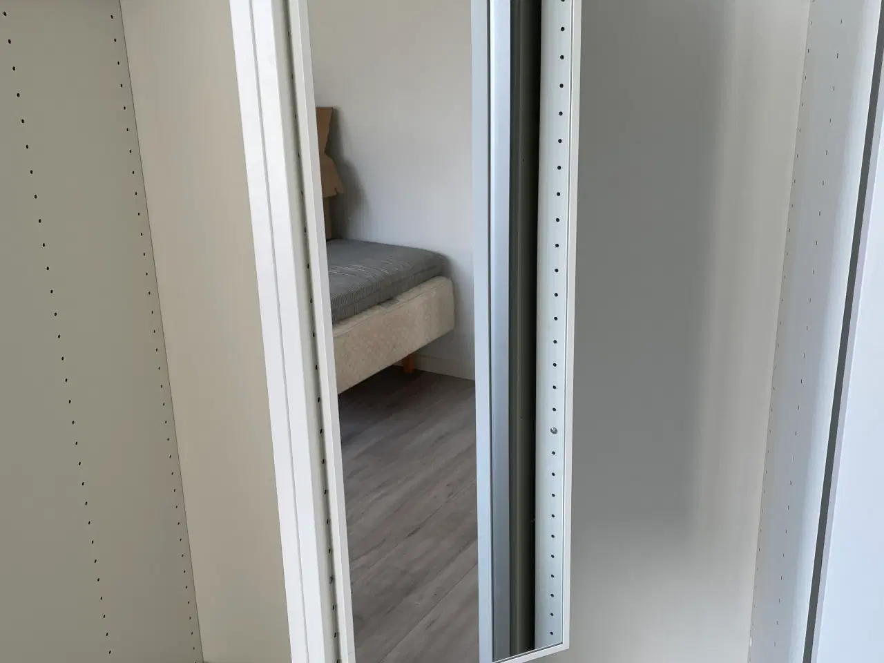 Billede 5 - Garderobeskab fra IKEA med skydelåger