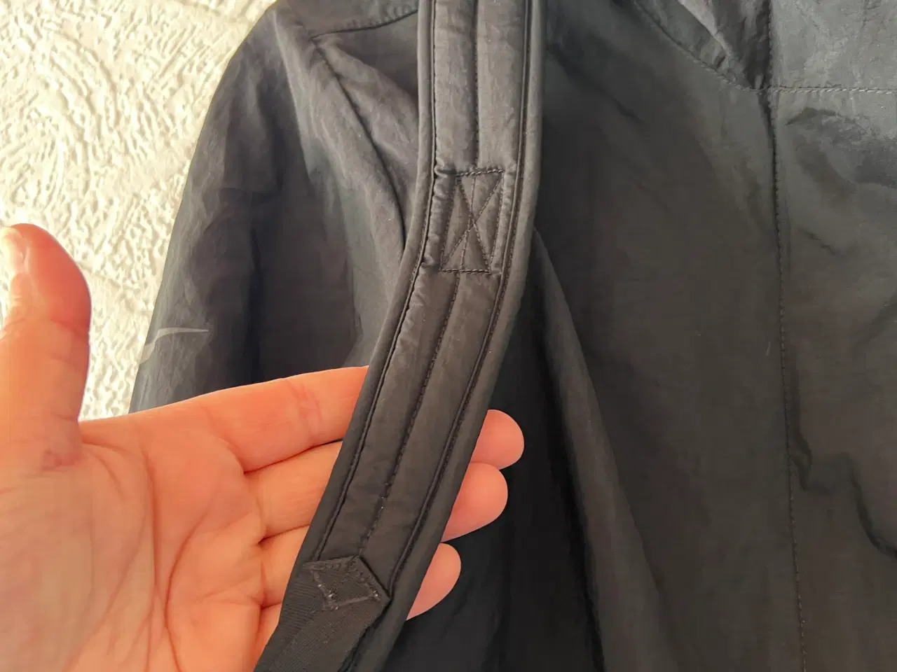 Billede 4 - NY Sort Nike Tech Pack Jakke. (Str. L/147-158 Cm.)