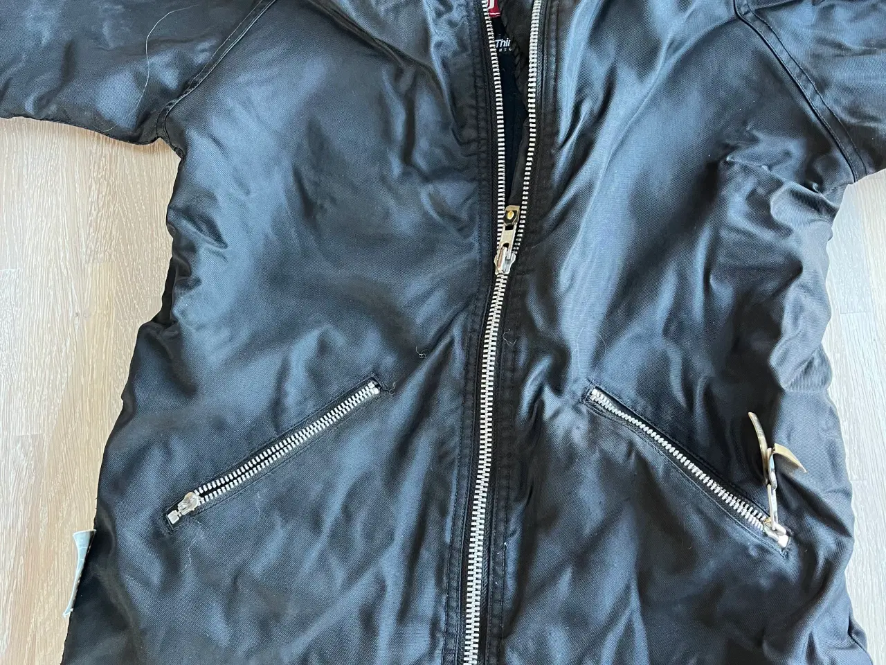 Billede 2 - Flyverdragt størrelse 122 