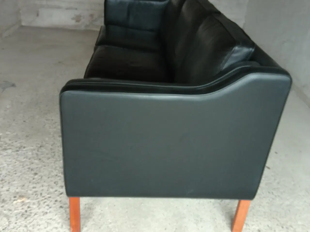 Billede 2 - Klasisk sort lædersofa