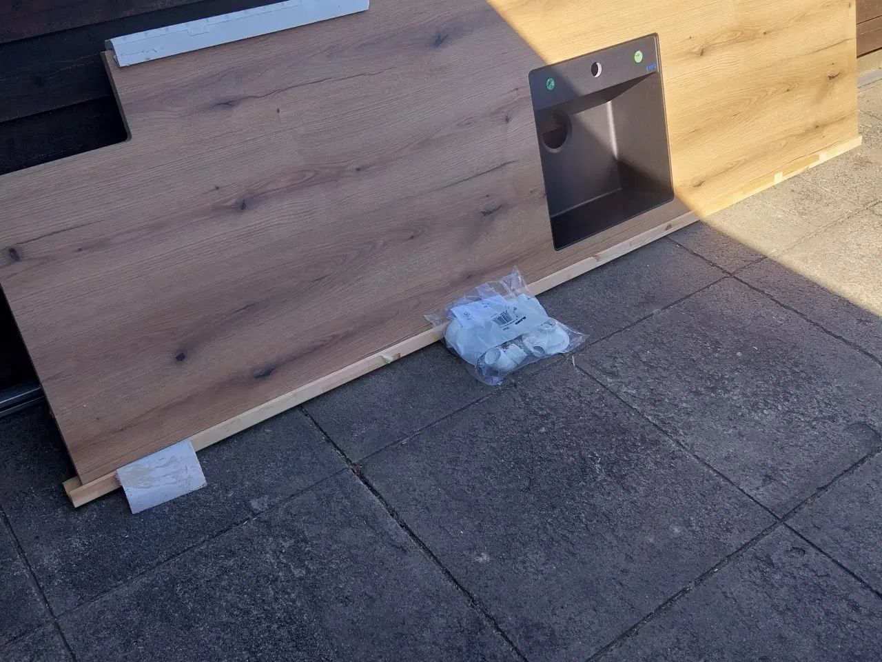 Billede 1 - Køkkenborplade i laminat med underlimet vask