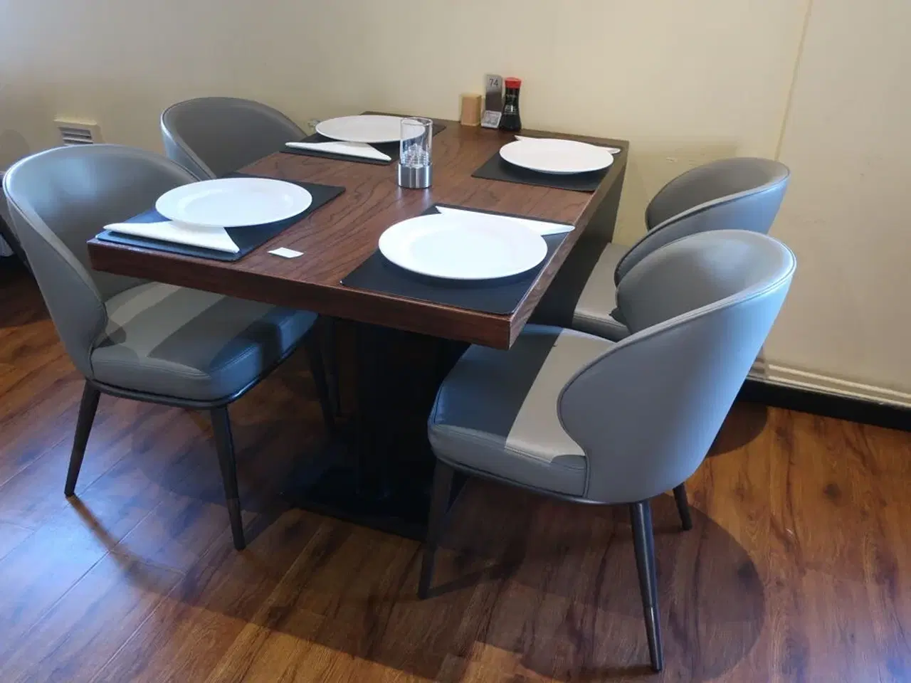 Billede 1 - 4 borde og 16 nye stole