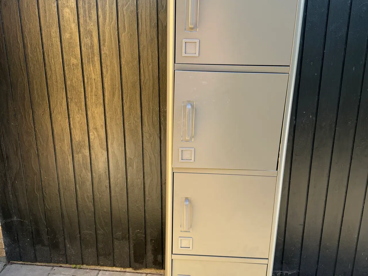Billede 1 - Ikea Idåsen højskab med skuffe og låger