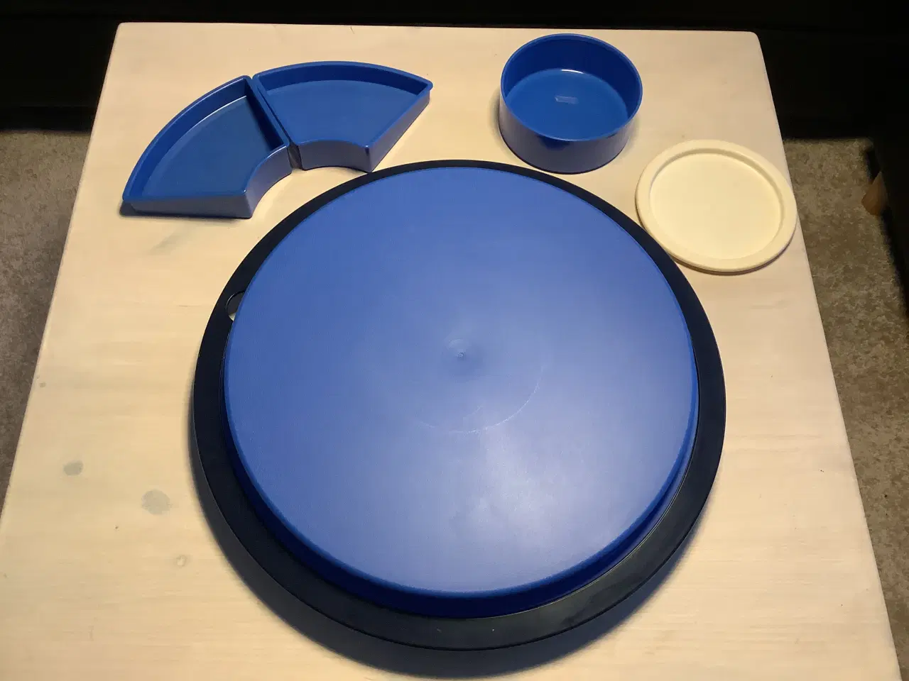 Billede 4 - Tupperware serverigsfad i blå plast