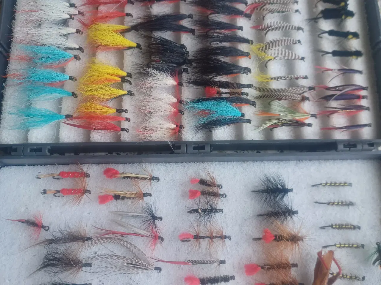 Billede 2 - Assorterede fluer i flueboks 