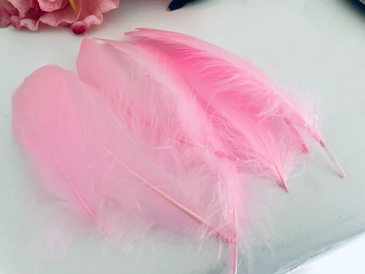 Billede 2 - Lyserøde fjer til pynt / hobby