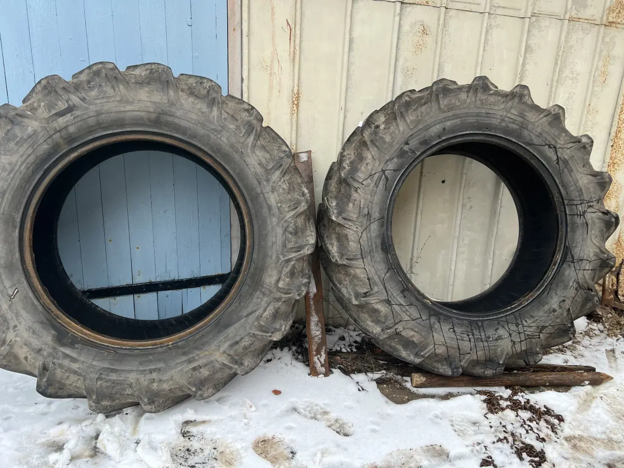 Billede 1 - 2 stk 16.9-34 Traktordæk og slanger