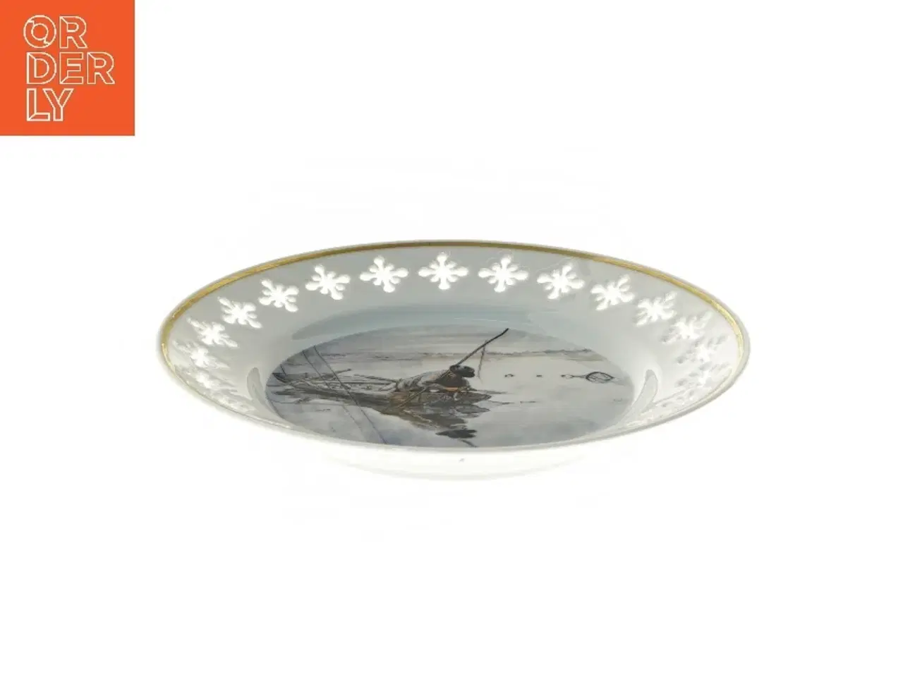 Billede 3 - Dekorativ tallerken med fiskeri motiv fra Royal Copenhagen (str. Ø 22 cm)