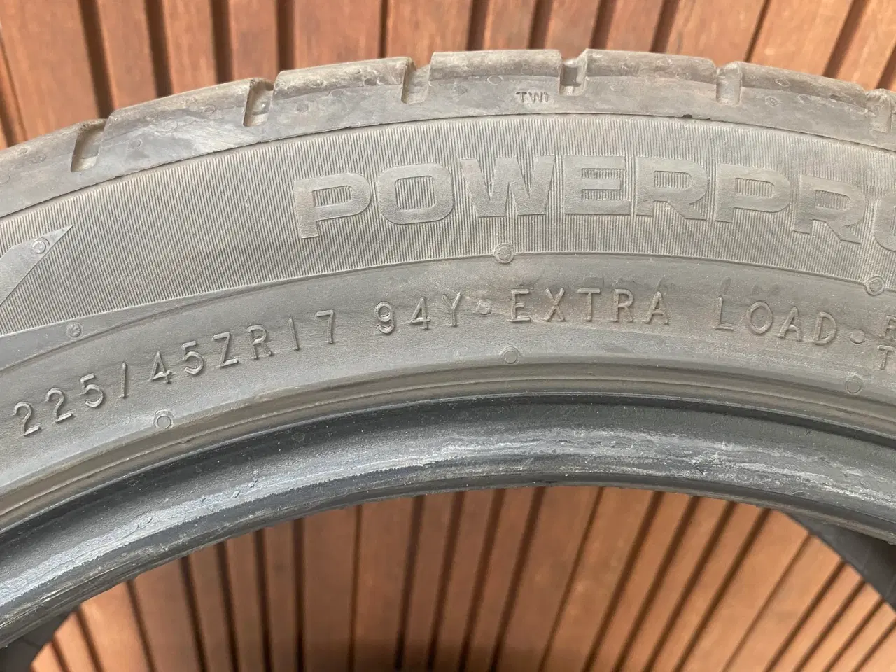Billede 4 - Nokian Powerproof 225/45 ZR17 94Y sommerdæk – 5 mm