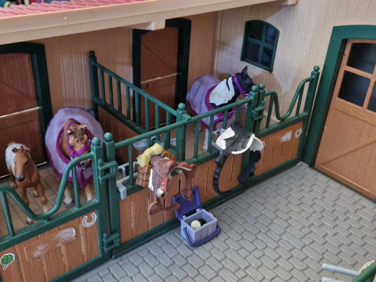 Billede 4 - Schleich stald, heste og udstyr
