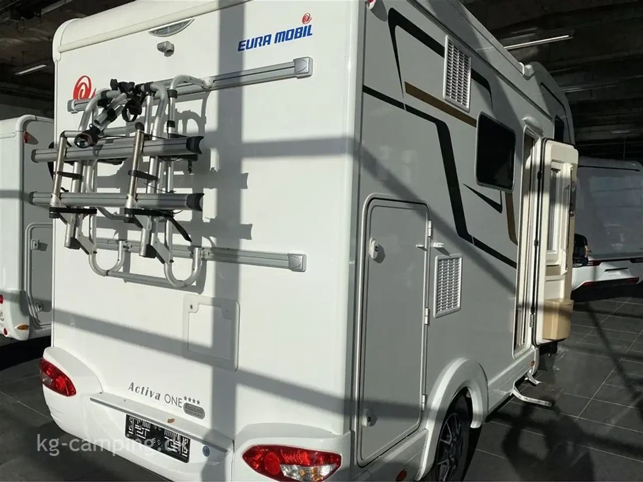 Billede 4 - 2020 - Euramobil Activa One Populær lille Euramobil med masser af skabsplads. Bemærk totallængede på 589 cm.