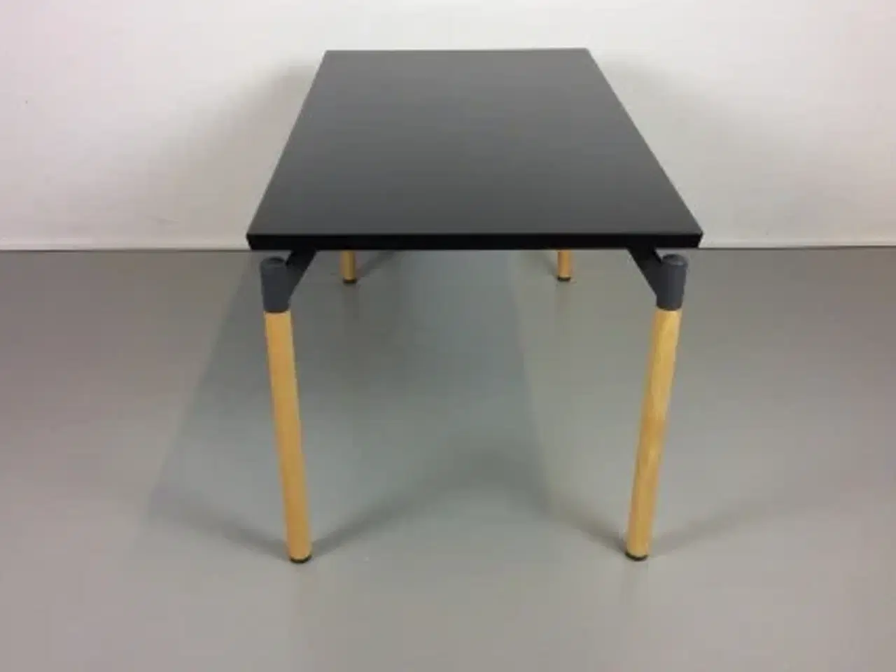 Billede 2 - Konferencebord med ny sort bordplade og ahorn ben 138x76 cm