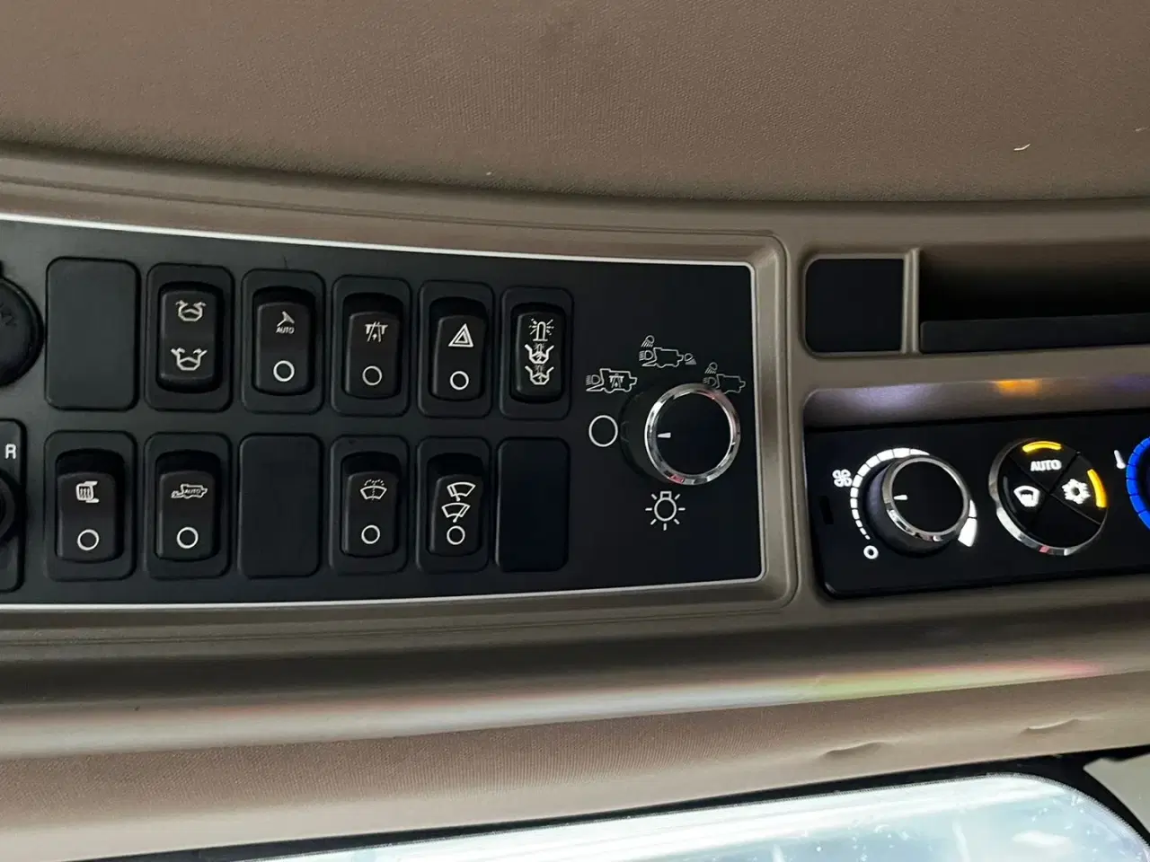 Billede 22 - Case IH 8250 Axial-Flow med 35fod Varicut skærebord. Dansk maskine