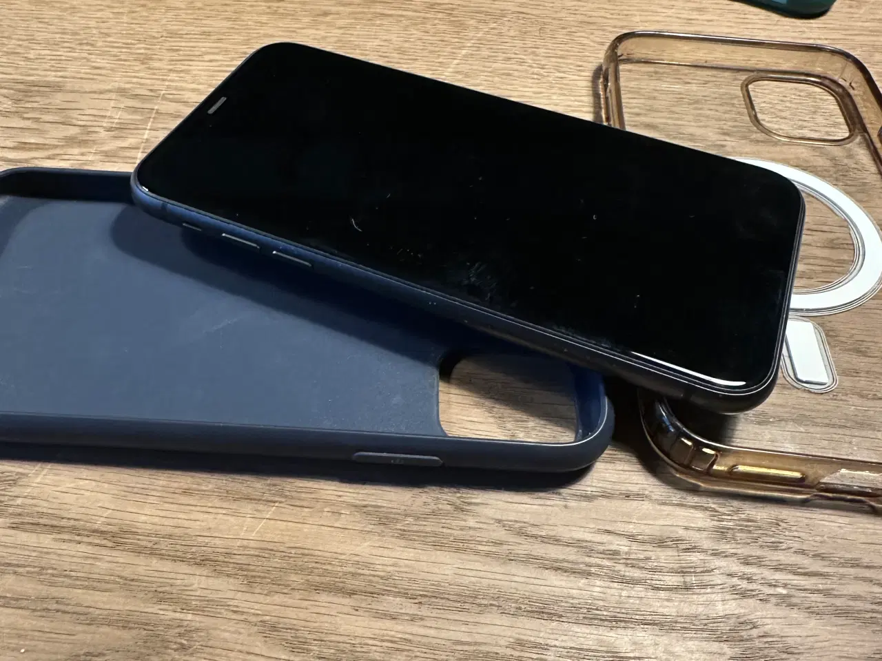 Billede 8 - iPhone 11 med kabel, oplader, covers mm.