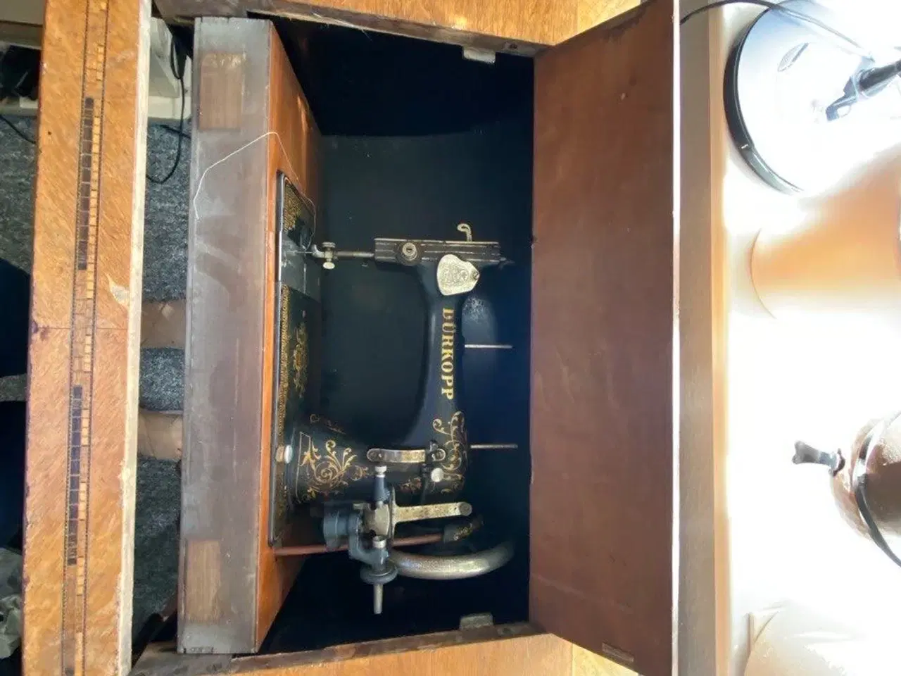 Billede 1 - Antik symaskine og symaskinesbordet  