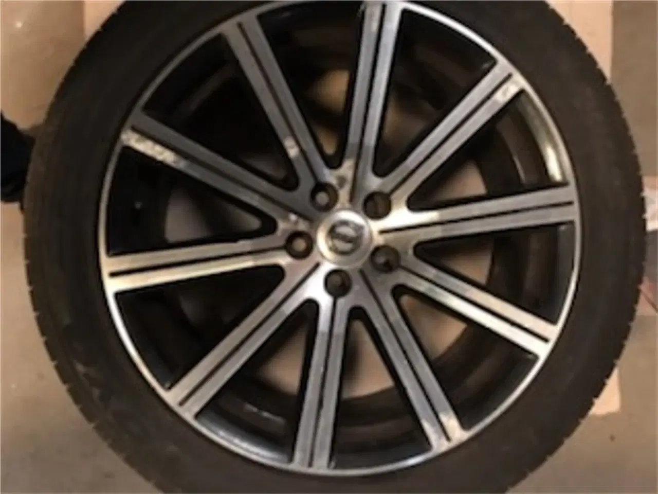 Billede 3 - Originale 4 stk. VOLVO 20x9,5" alu fælge med dæk.