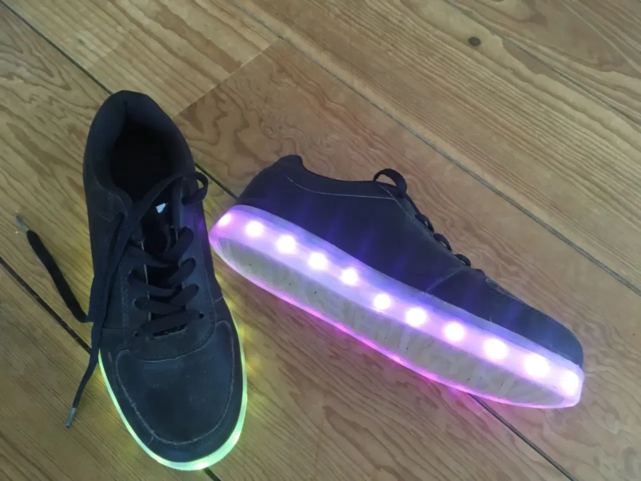 Billede 3 - Sorte sneakers m LED-lys str 41