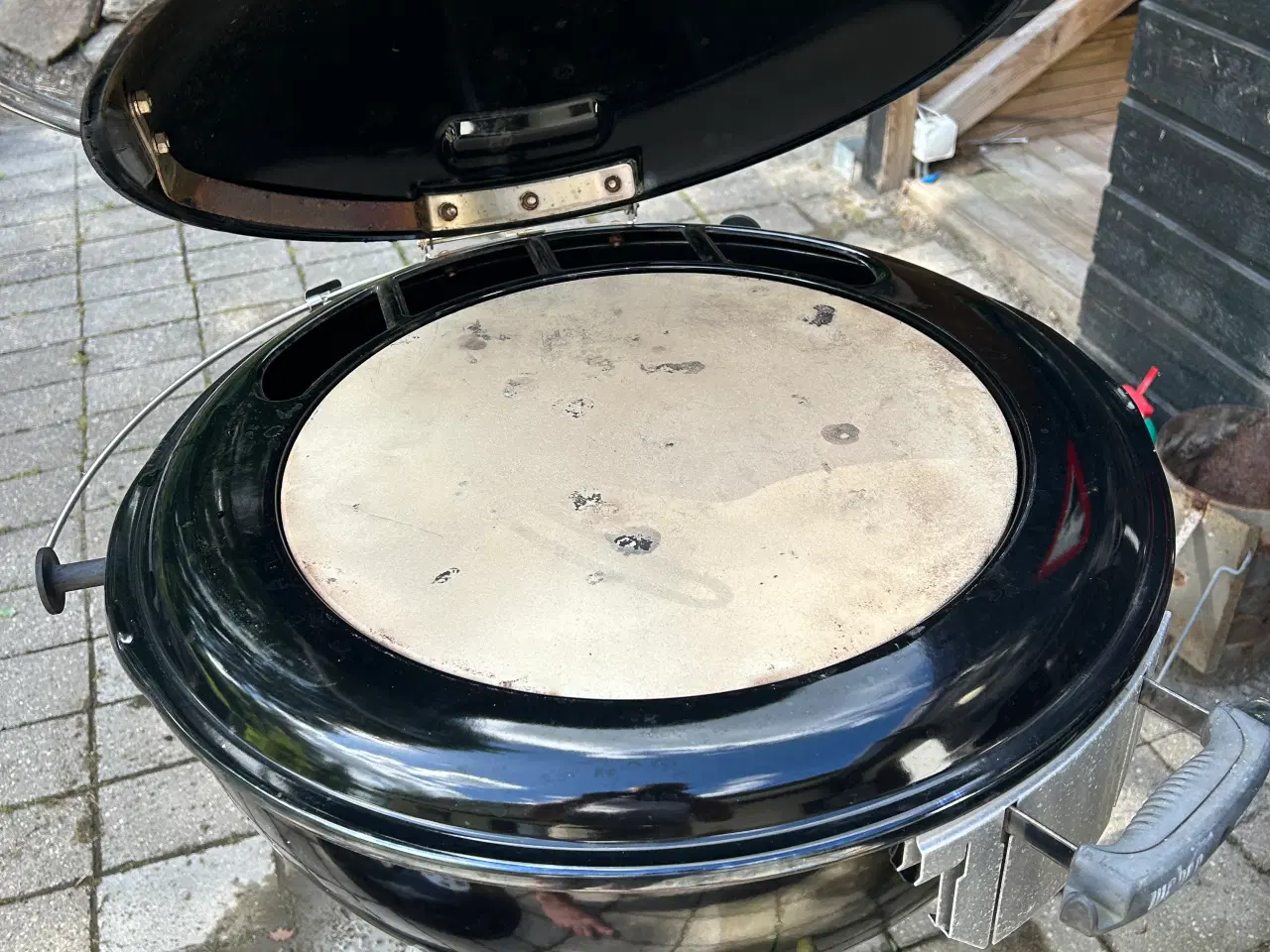 Billede 2 - Weber 57cm Kuglegrill med pizzaindsats