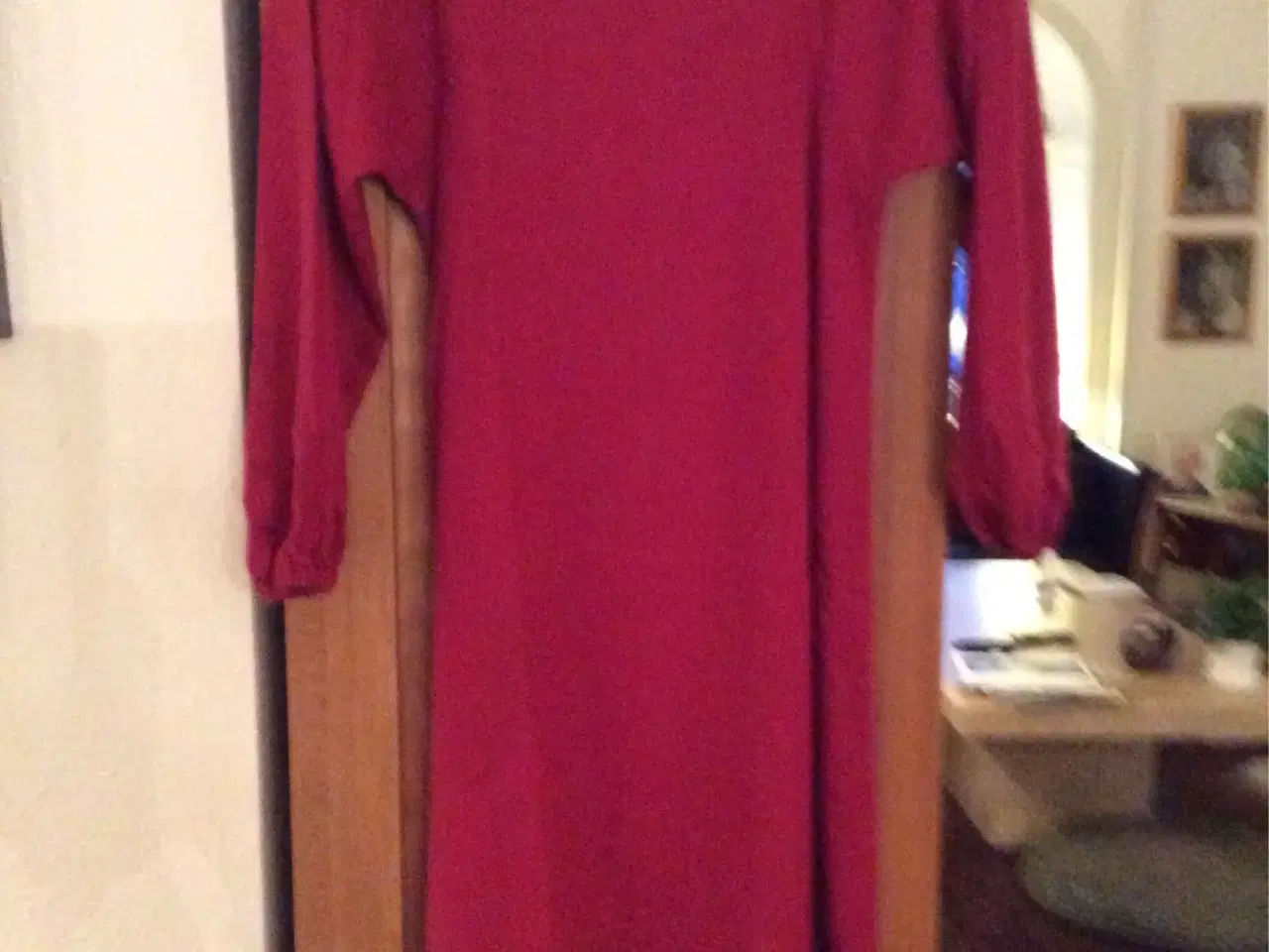 Billede 1 - Skøn kjole i silke
