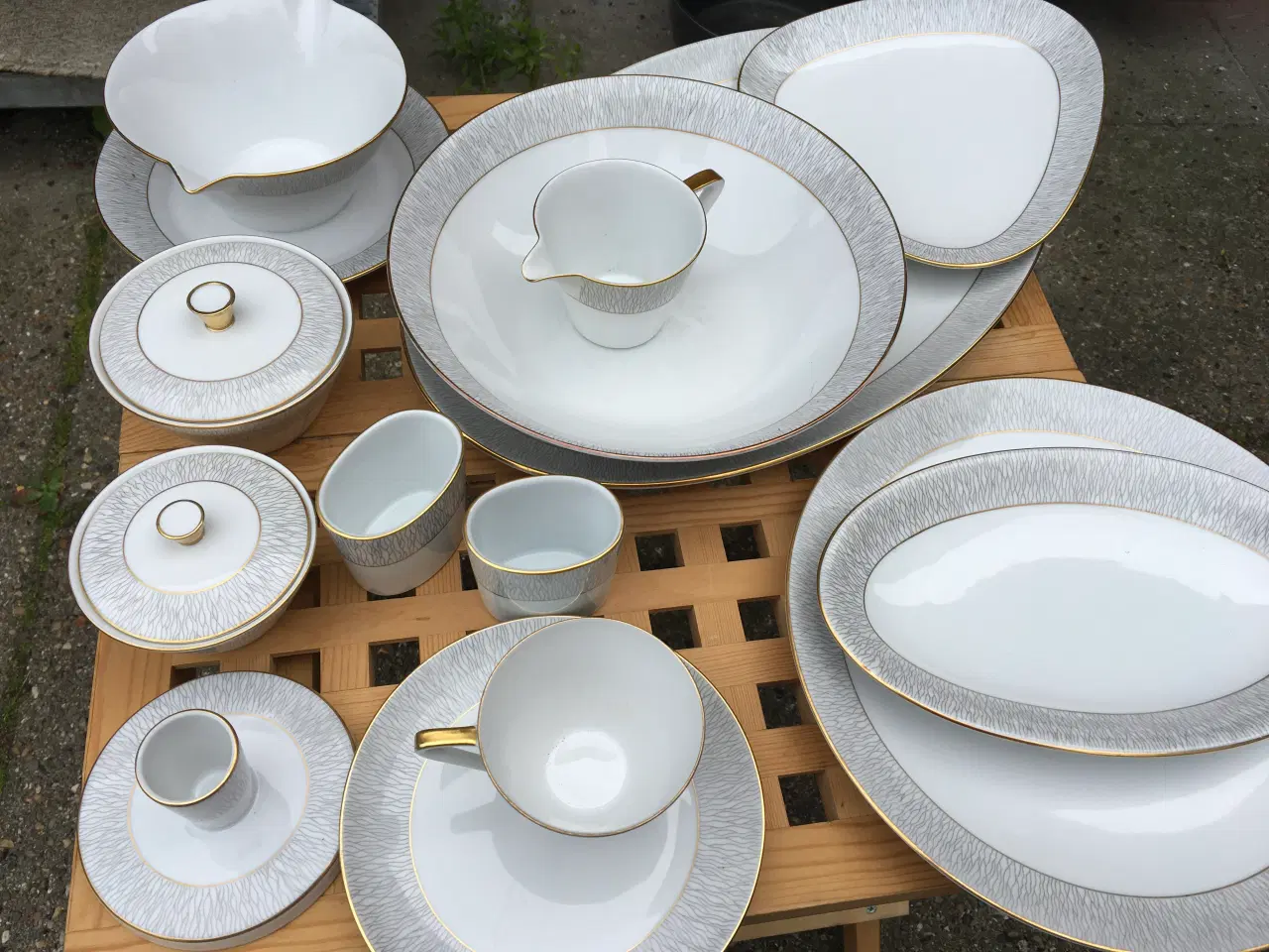 Billede 4 - Spisestel med guldkant, KOH-I-NOOR