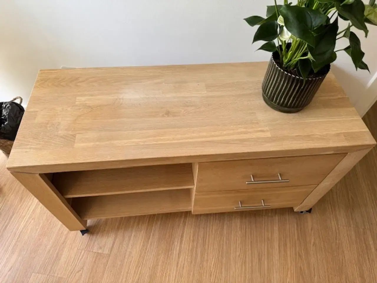 Billede 2 - TV-bord i træ med skuffer og hylder